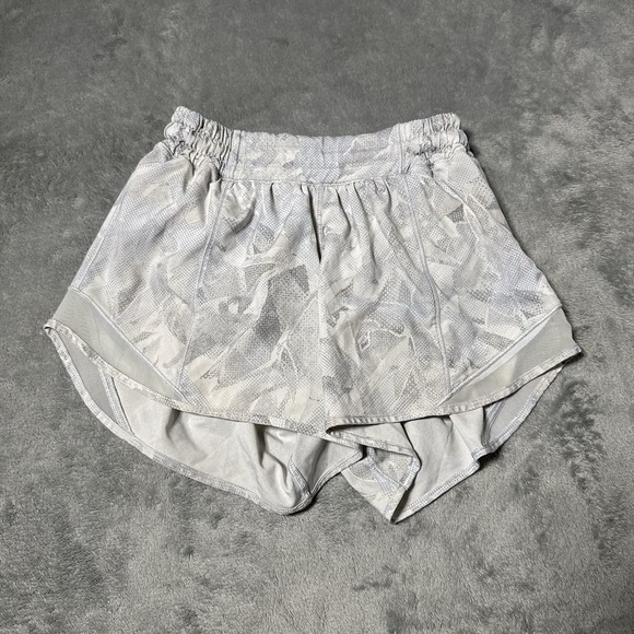 Lululemon Hotty Hot Short 3.5" Mini Tropical Shadow Starlight Size 2 Tall - Picture 1 of 9
